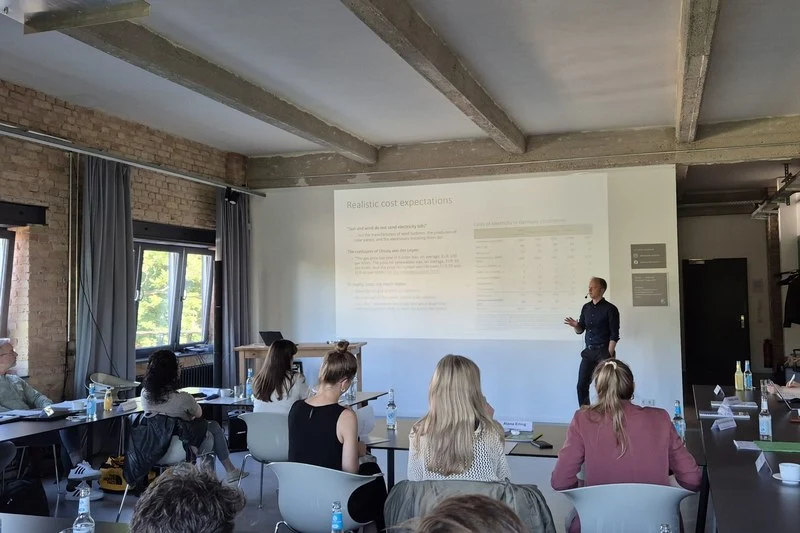 Lion Hirth lecturing