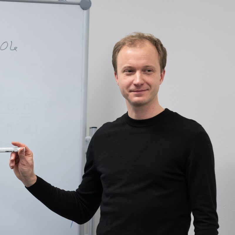 Lion Hirth am Whiteboard